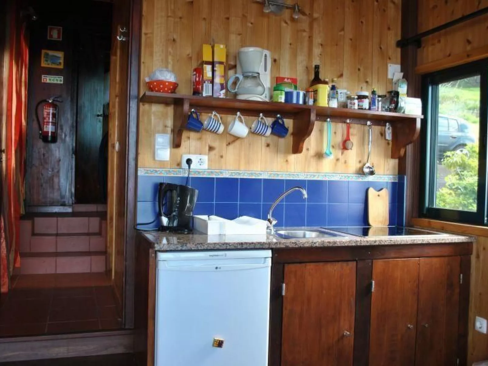 In Canhas mit Schönem Garten-Drinnen