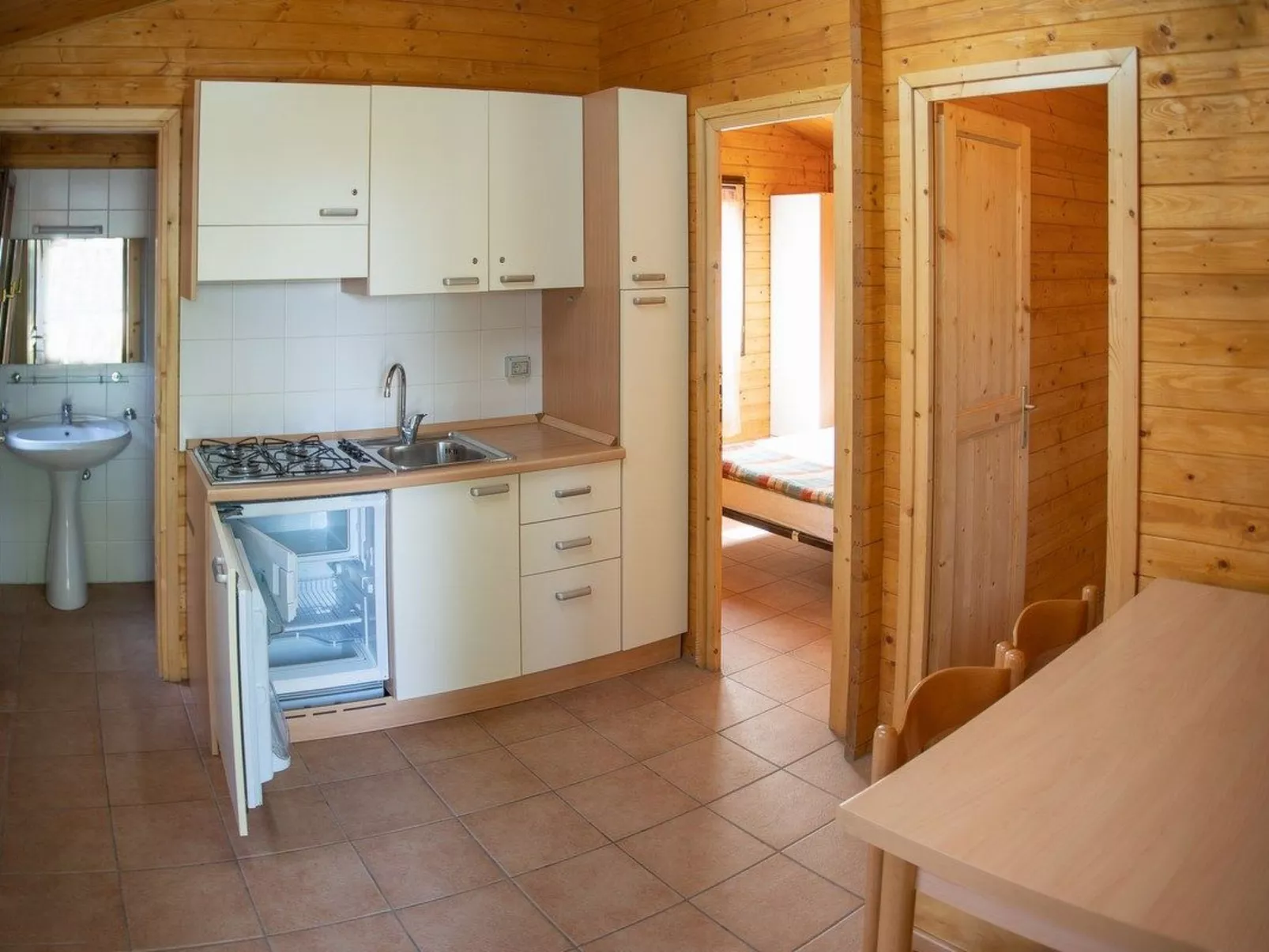 Bungalow aus Holz mit Veranda und nah am Strand.-Dedans