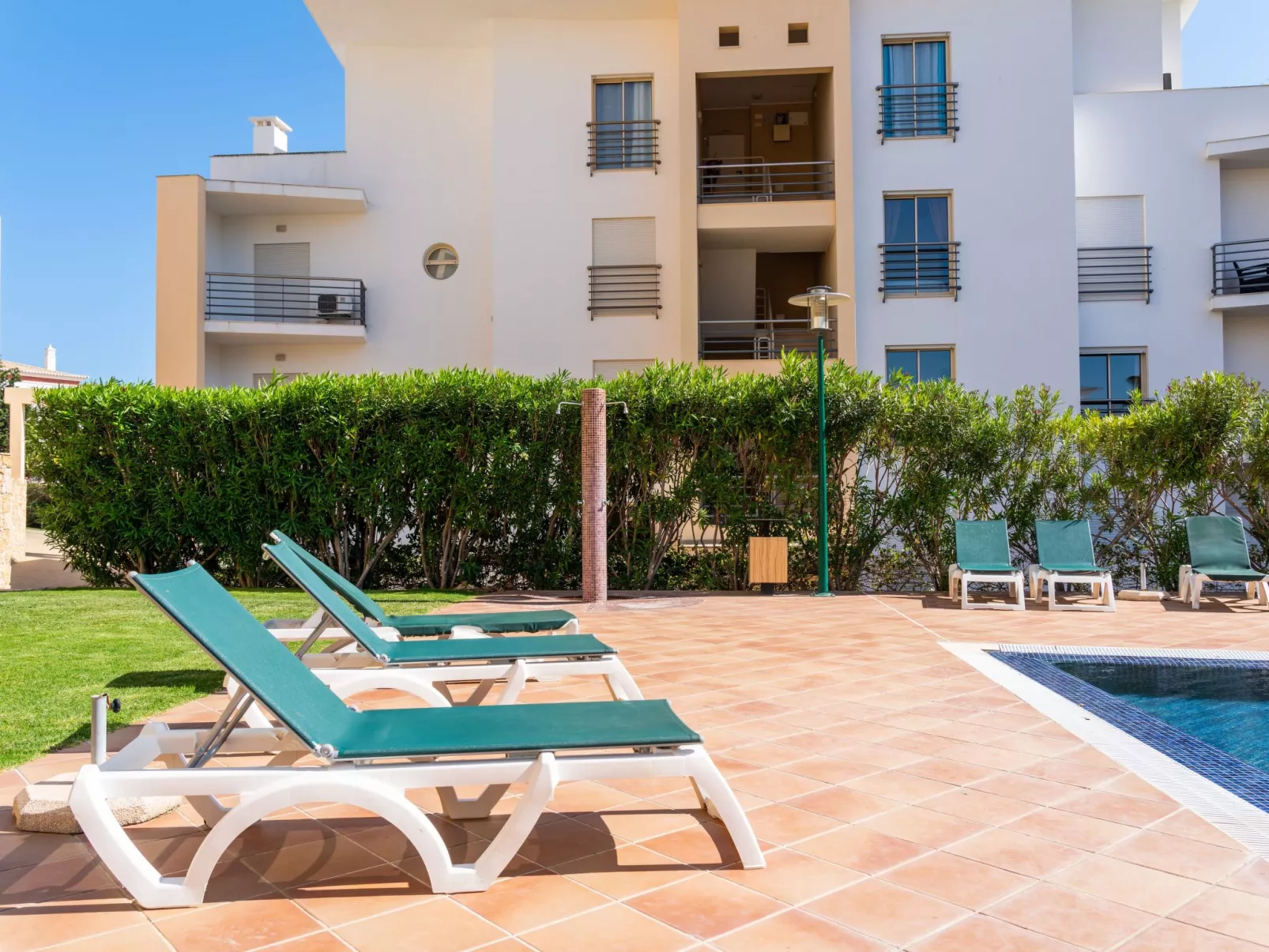 BnB Homes Wohnung mit Terrasse und Schwimmbad-Draußen