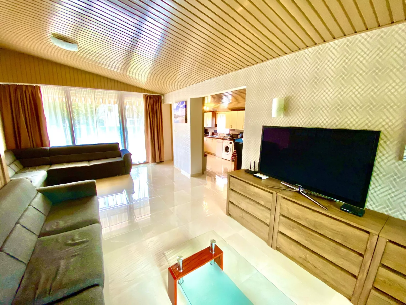 Großes Ferienhaus in Siófok mit Privatem Pool-Drinnen