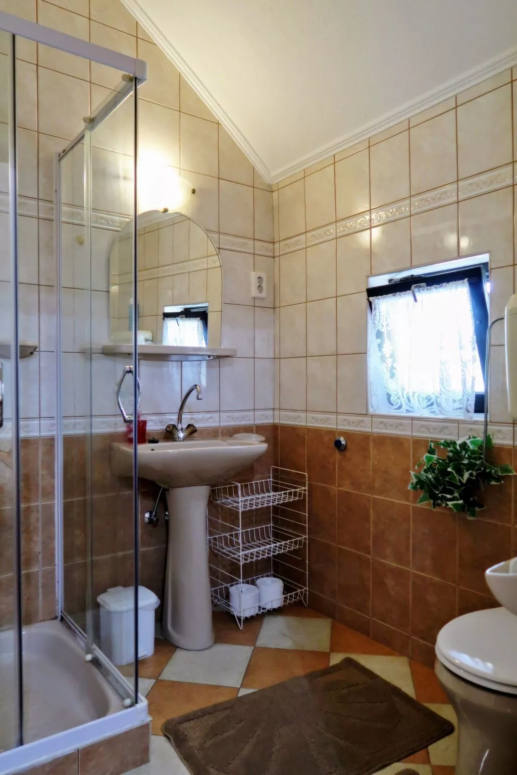 Stimmungsvolle Ferienwohnung mit großem Garten-Dedans