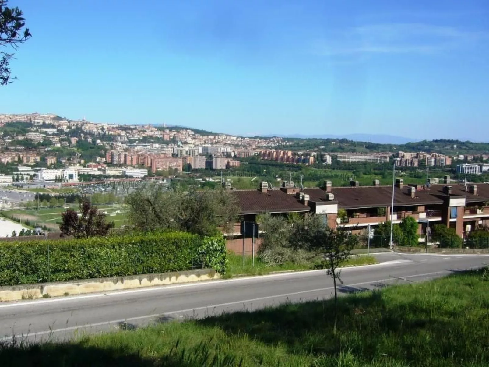 NICE LITTLE FLAT IN THE  GREENERY  IN PERUGIA-Image-tags.info