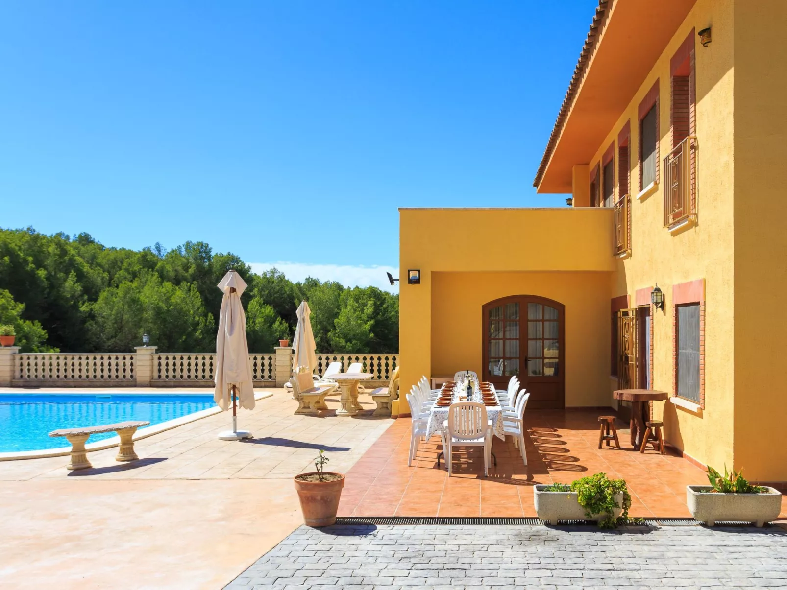 Großes Haus mit Schwimmbad und Barbecue-Draußen