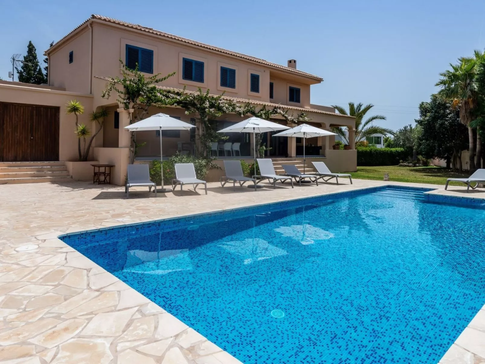 Villa in der Nähe des Zentrums und des Meeres-Outside