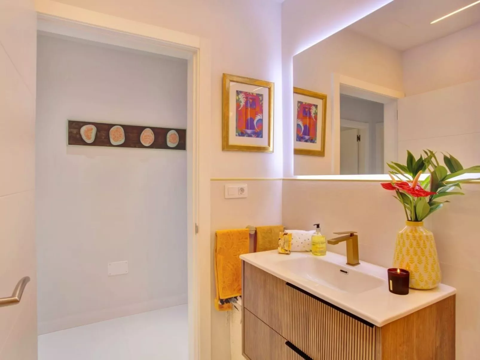 Luxuriöser Rückzugsort mit direktem Meerzugang und Pool-Inside