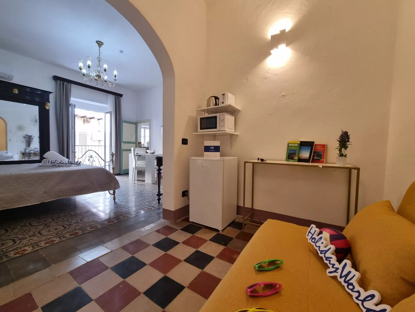 Donna Emma von Holiday World-Inside