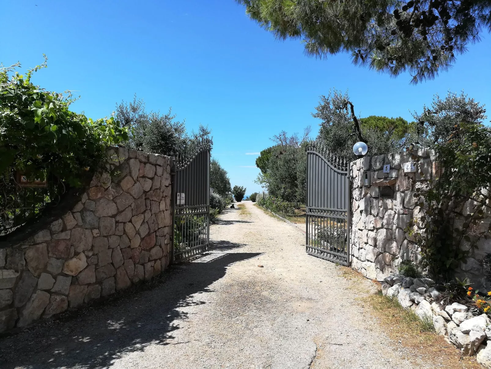Angenehmes Haus in Itri mit überdachtem Innenhof-Draußen