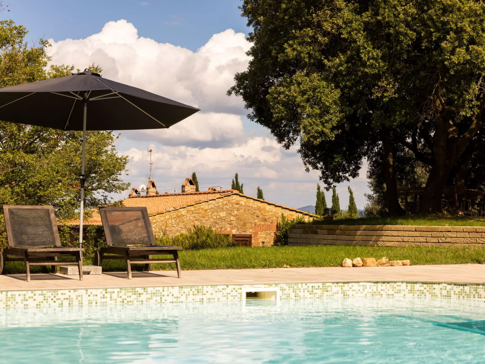 Landgut mit eigenem Parkplatz-Draußen