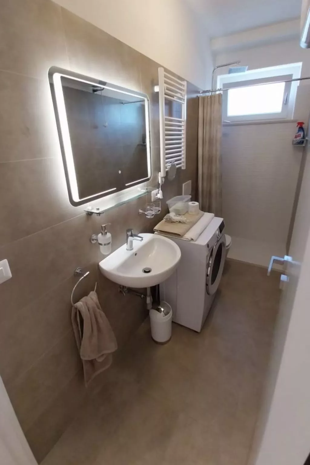 Helle und neue Ferienwohnung direkt am Strand-Drinnen