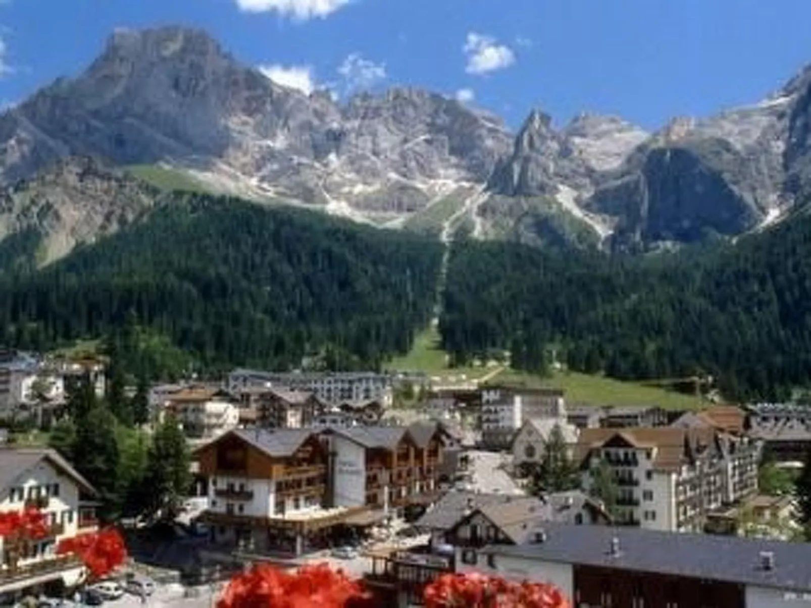 Romantisches Chalet in den Wiesen der Dolomiten-Outside