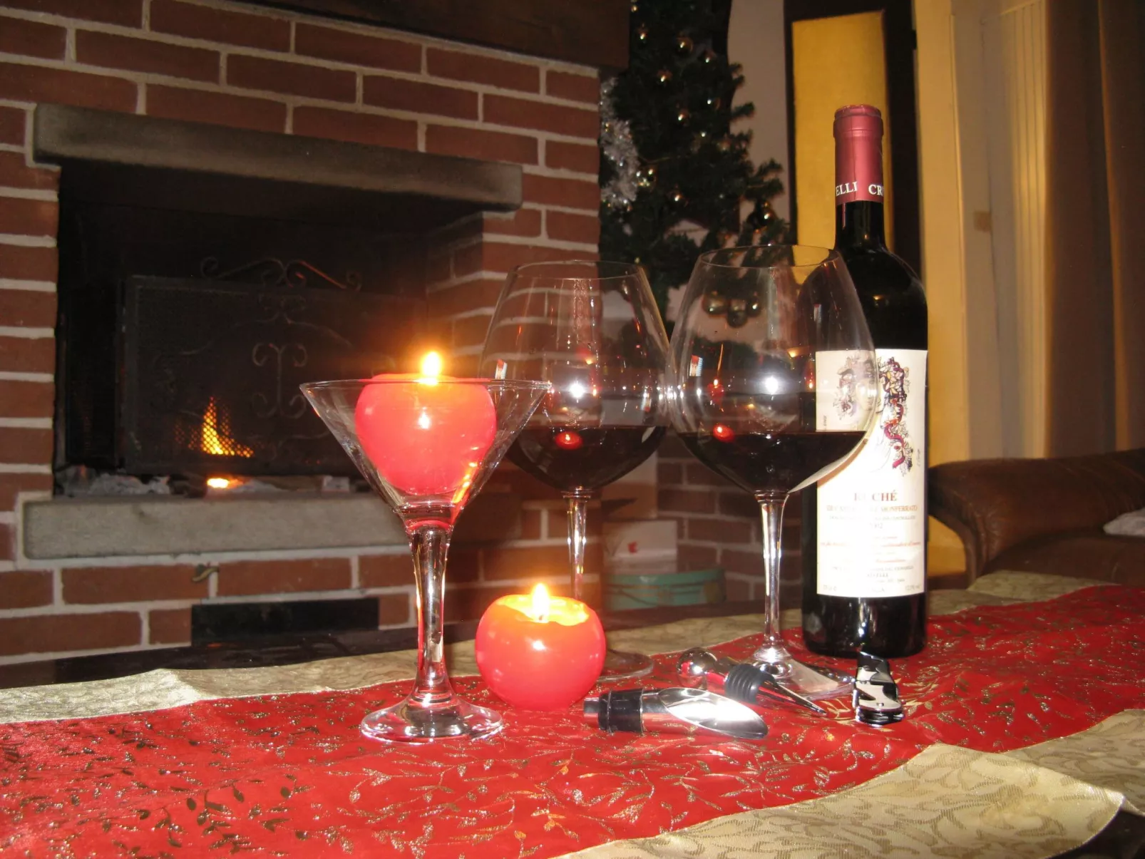 Typisches Bauernhaus mit holzbefeuertem Kamin-Dedans