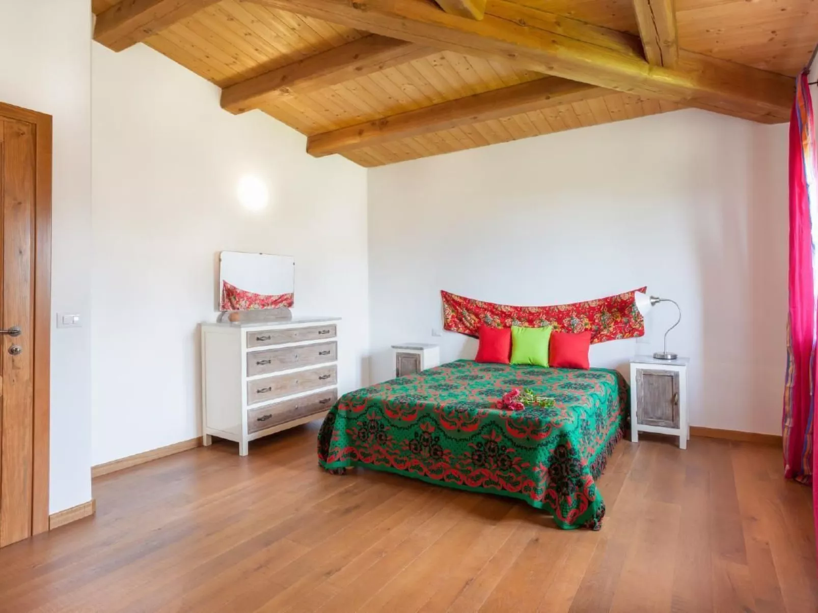 Freistehendes Haus mit privatem Pool-Dedans