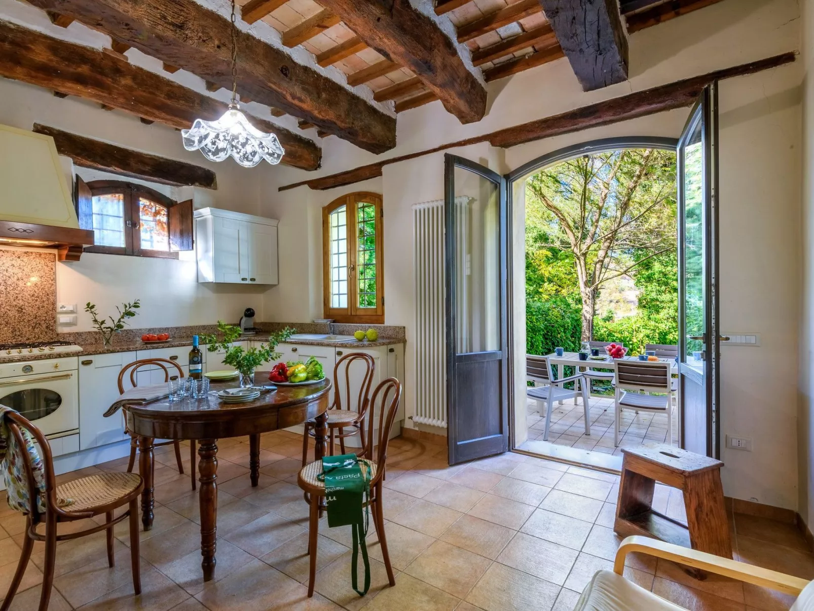 Licht unter den Buchen, Marche Urlaub, privater Pool-Dedans