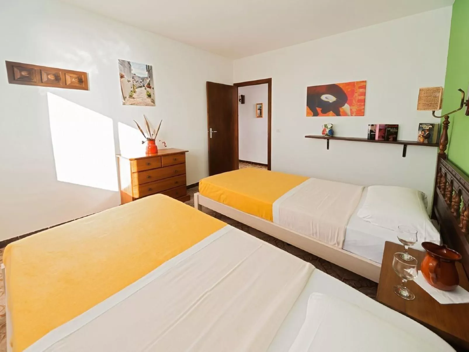 Mit Blick auf das Wasser-Dedans