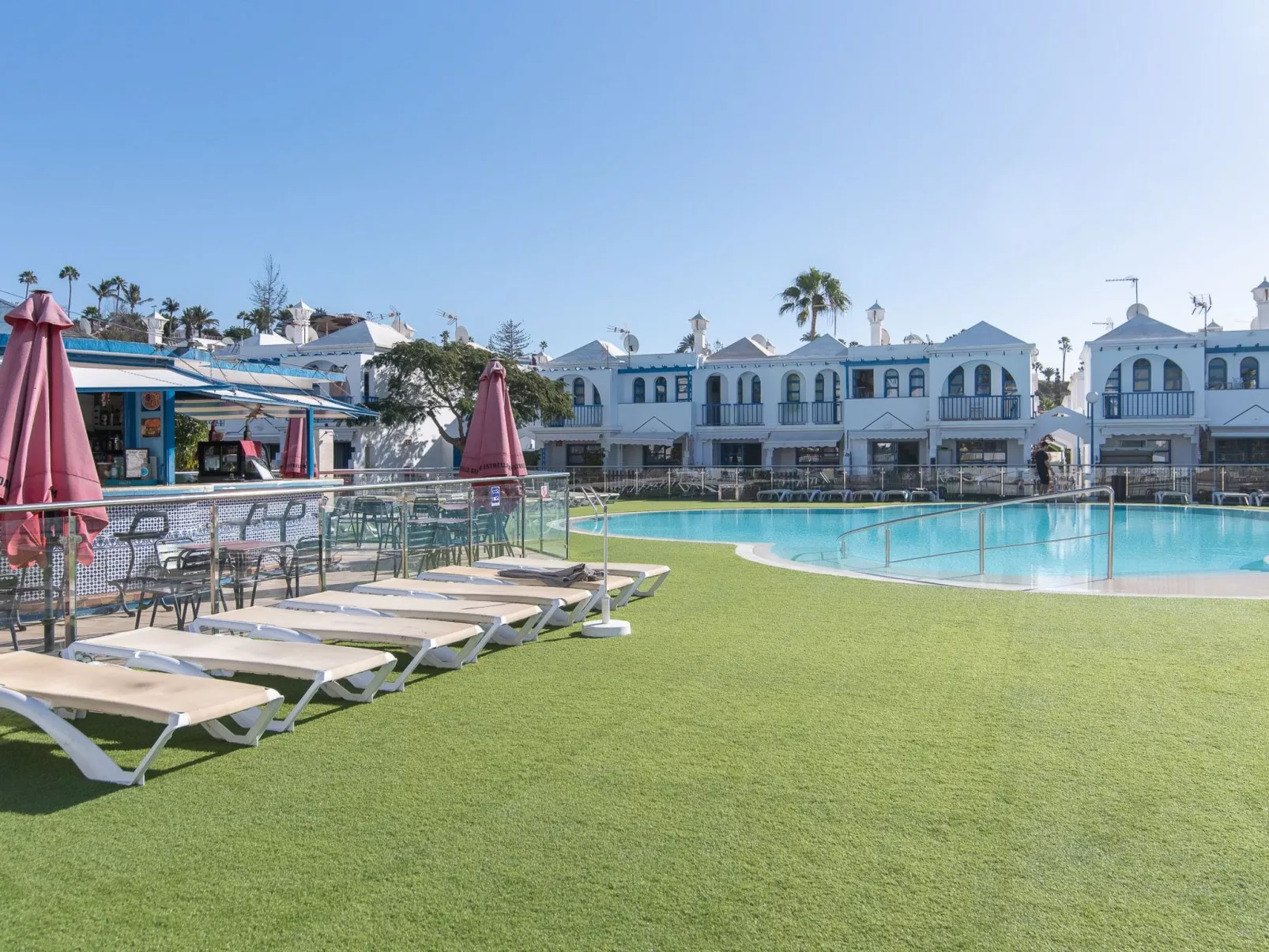 Mit eigenem Garten und Terrasse-Outside