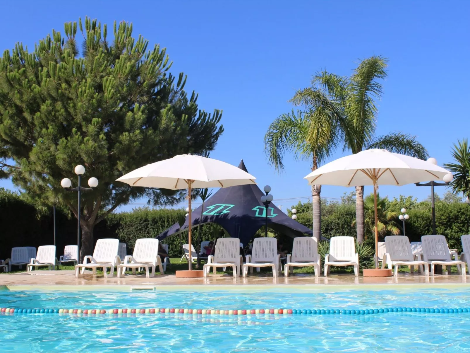 Angenehme Wohnung mit Terrasse, Schwimmbad-Draußen