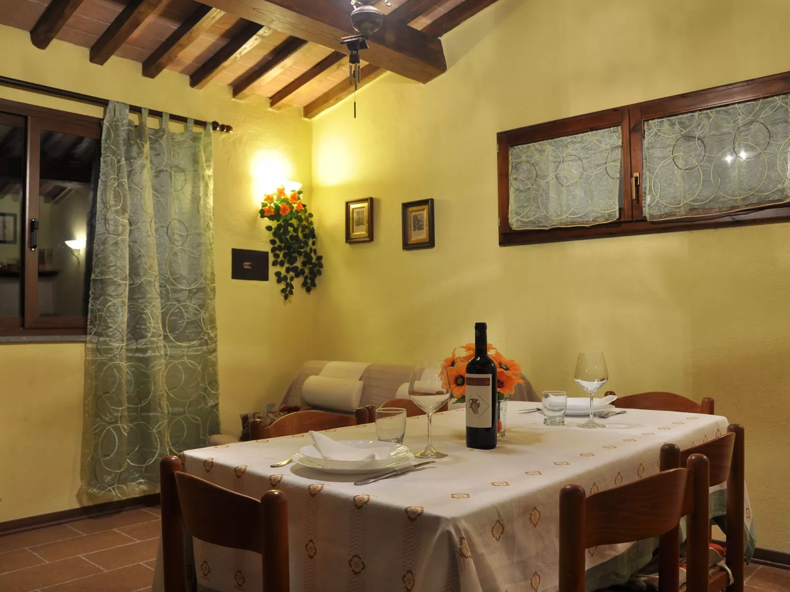 Pfirsichhaus mit Schwimmbad, Jacuzzi und privatem Garten-Dedans