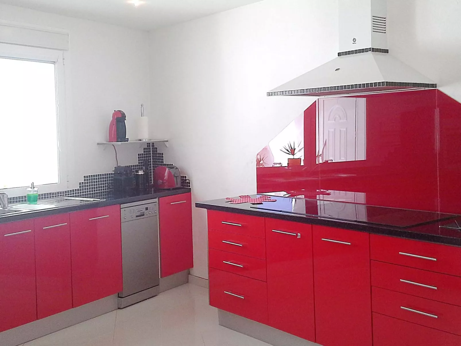 Sonniges Ferienhaus mit Grill, Garten und Pool-Inside