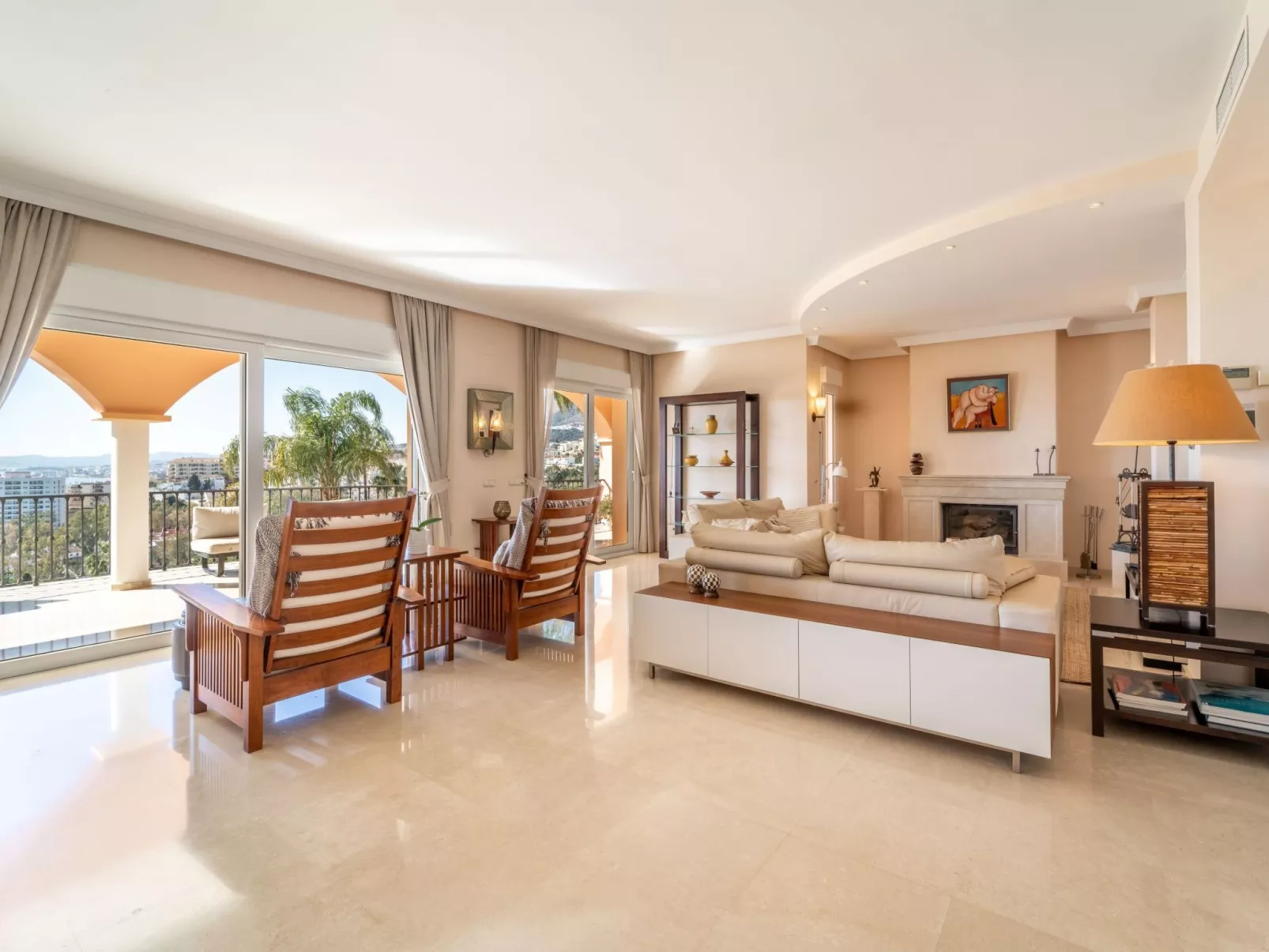 Luxuriöse Villa mit beheiztem Pool und Whirlpool-Inside