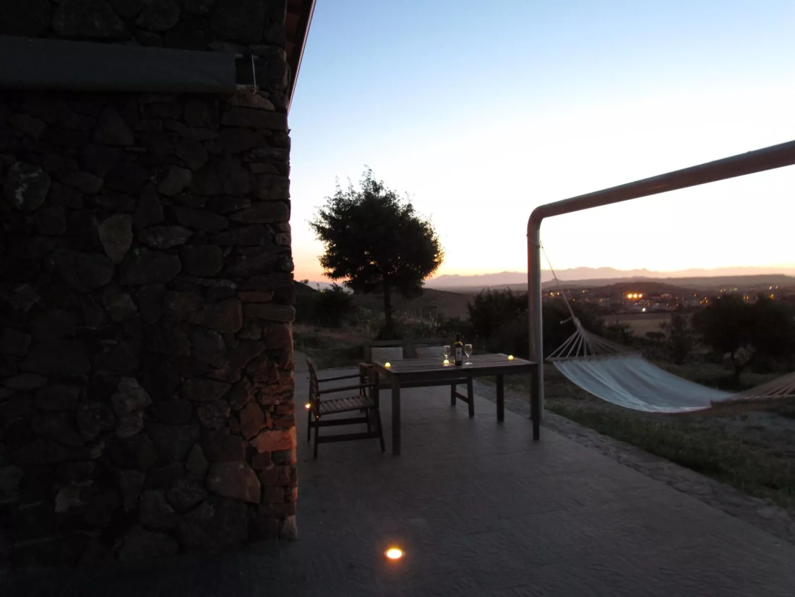 Unterkunft in einer Höhle mit Privatparkplatz-Outside