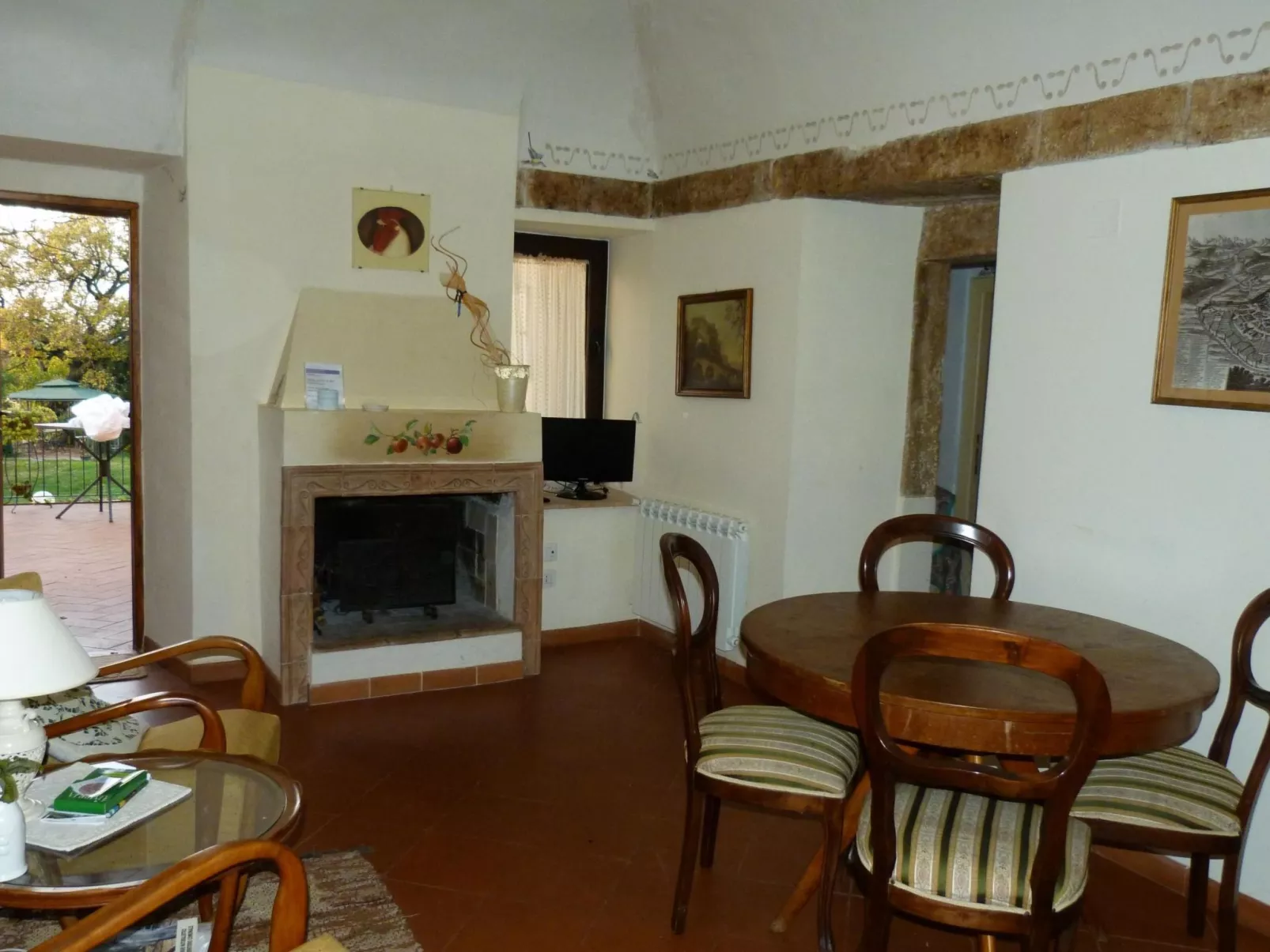 Altes Landhaus mit Schwimmbad und viel Grün-Drinnen