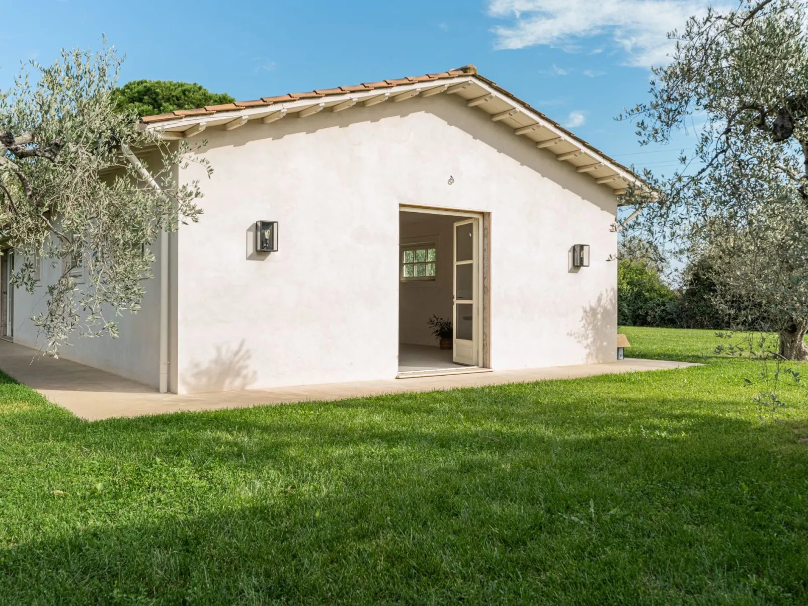 Capalbio Pool-Outside