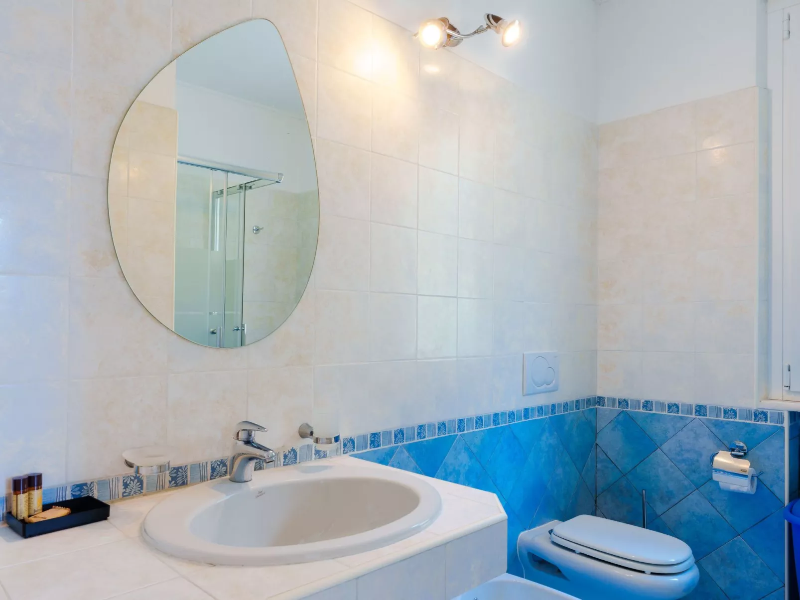 Villa zur alleinigen Nutzung mit 4 Wohnungen-Dedans