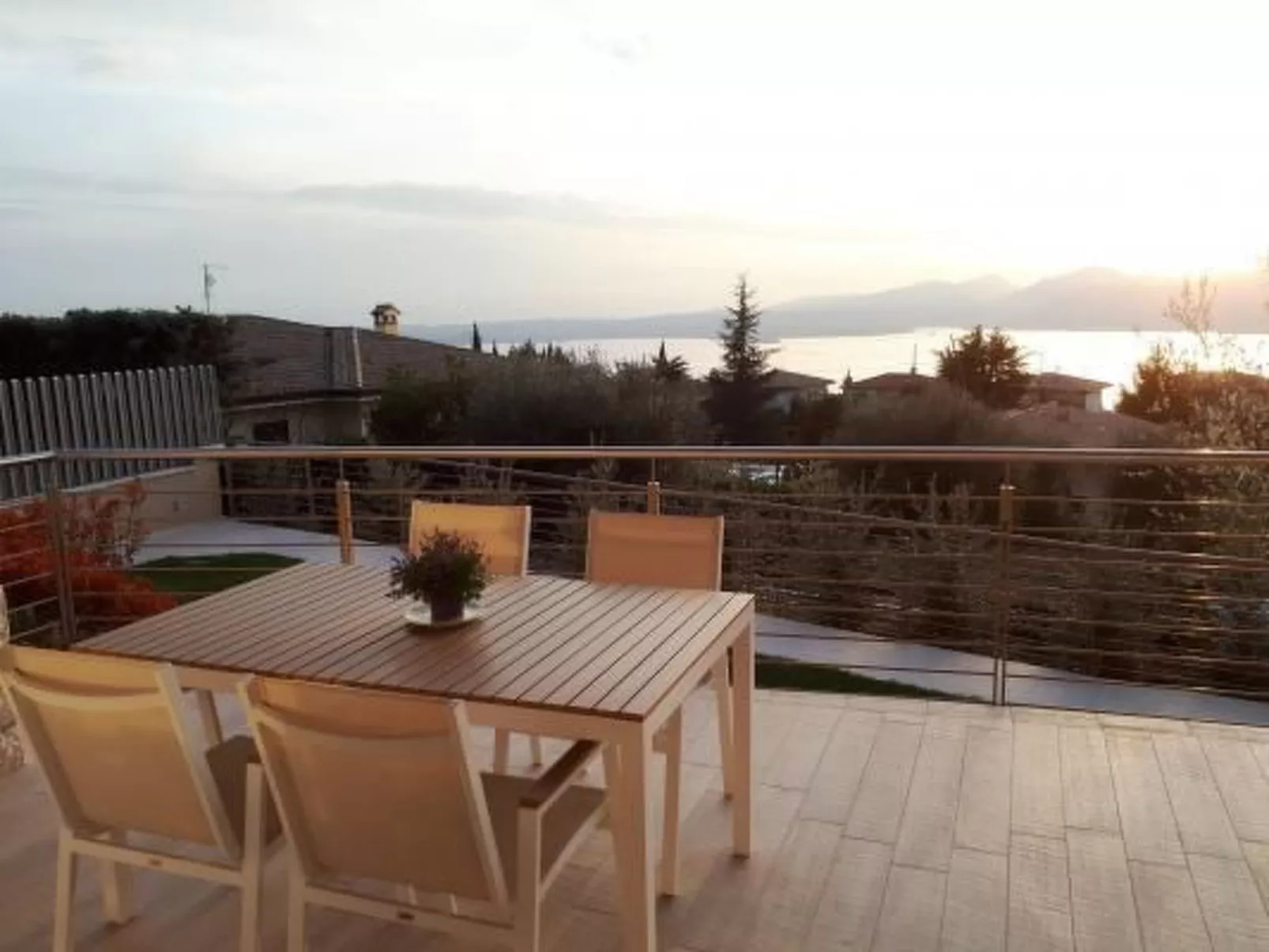 Flacher Sonnenuntergang-Dehors