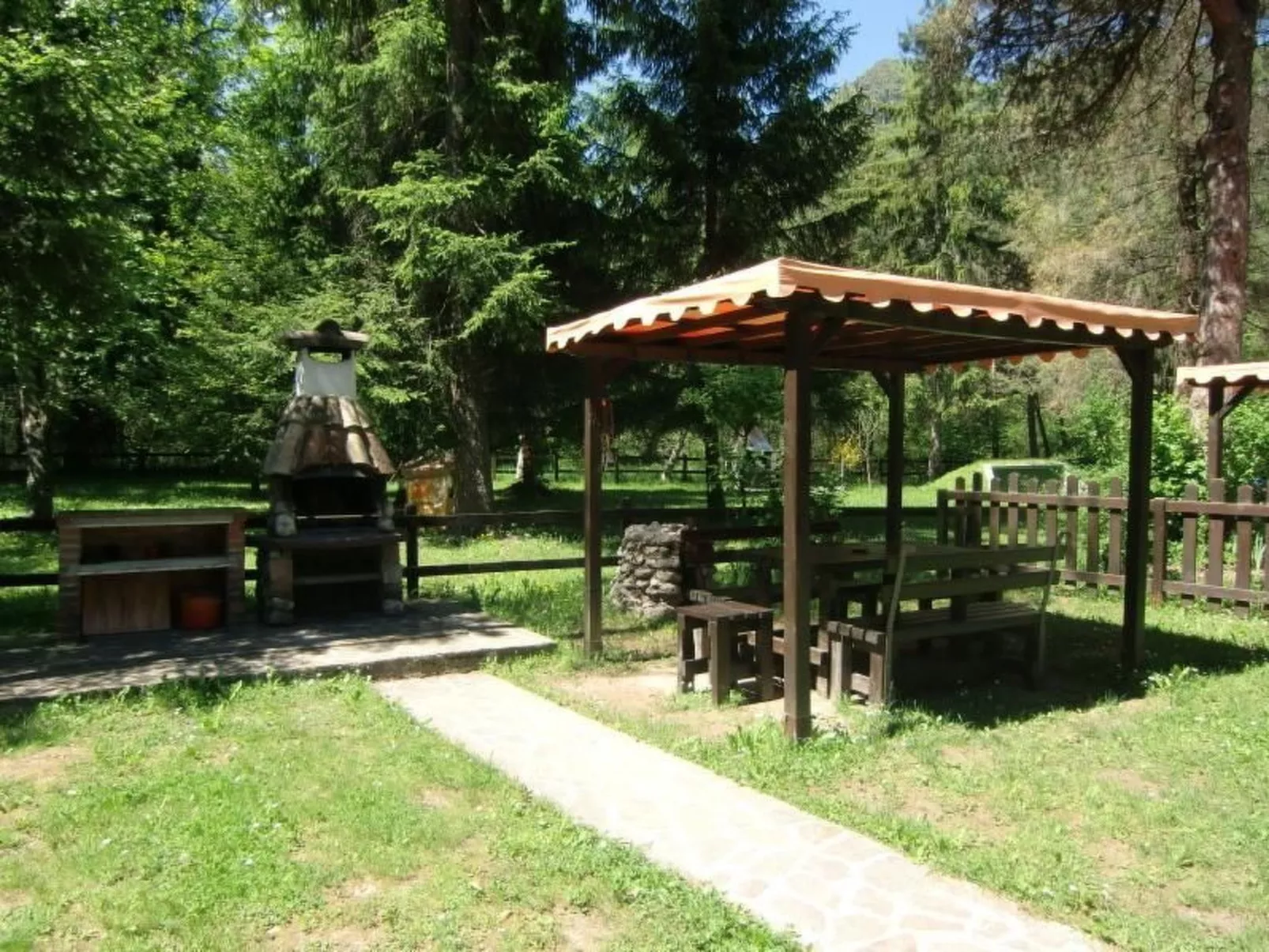 Erdgeschosswohnung mit möbliertem Garten-Outside