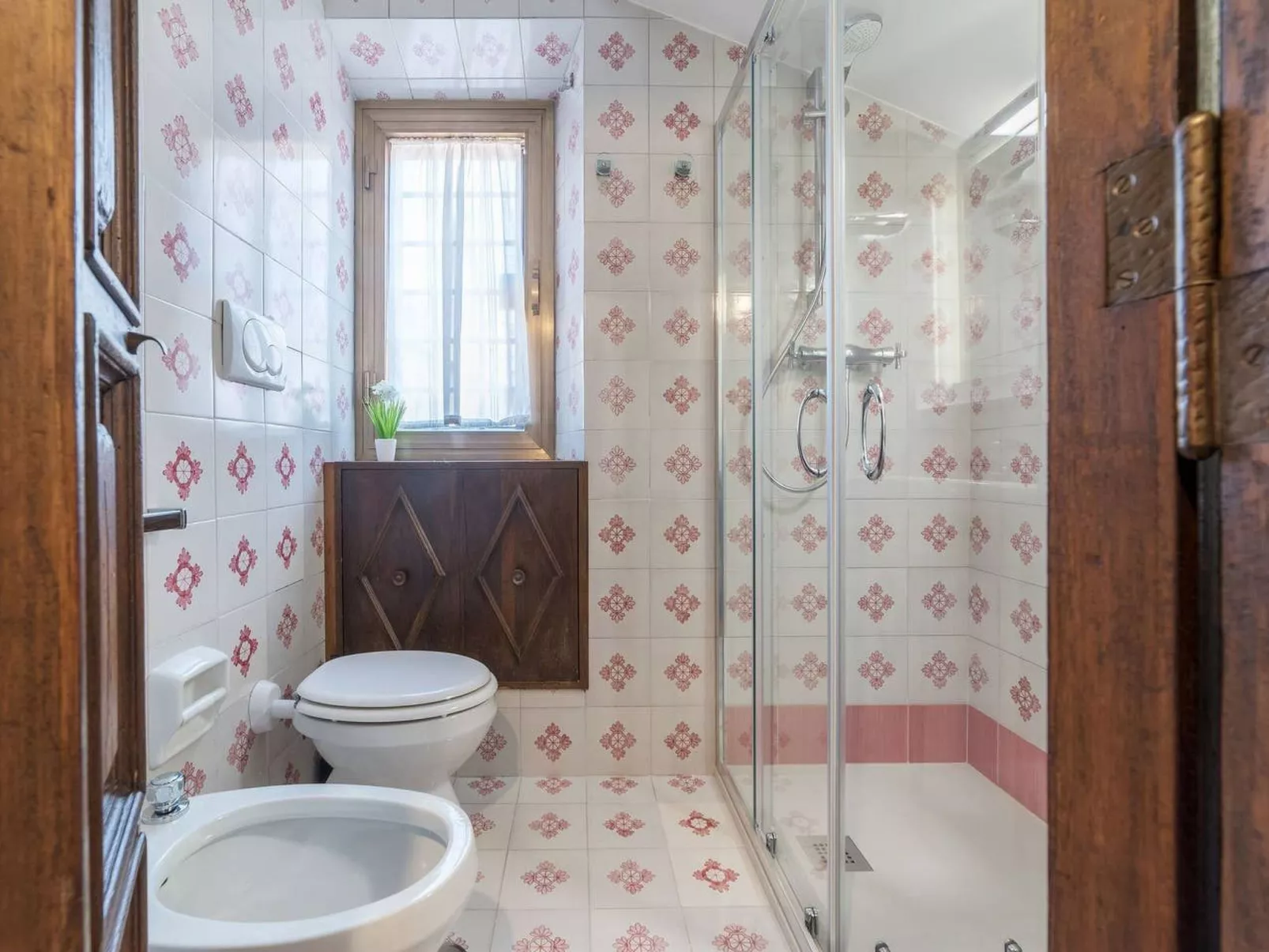 Ruhige Dächer im Herzen von Rom-Drinnen