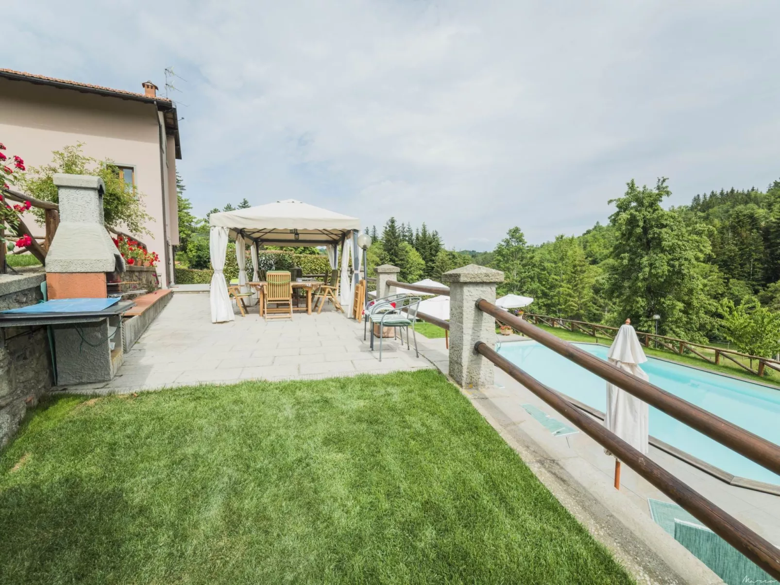 'Case cioni' mit Schwimmbad-Draußen