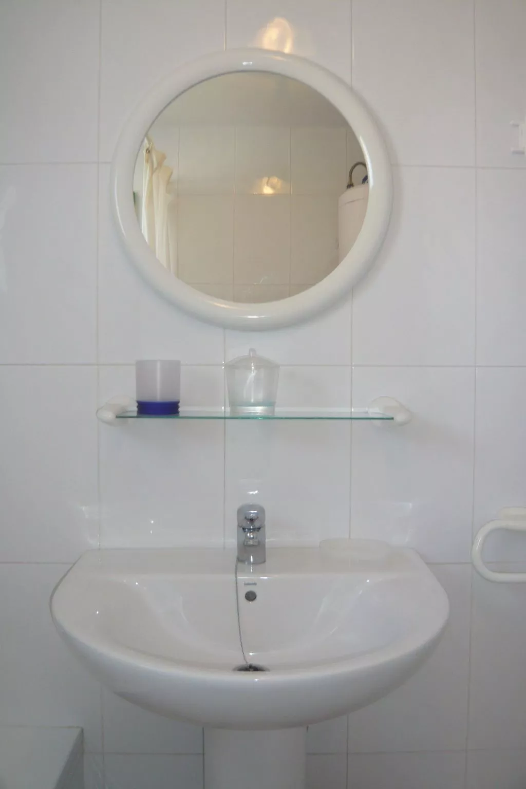 Mit Blick auf das Wasser-Dedans