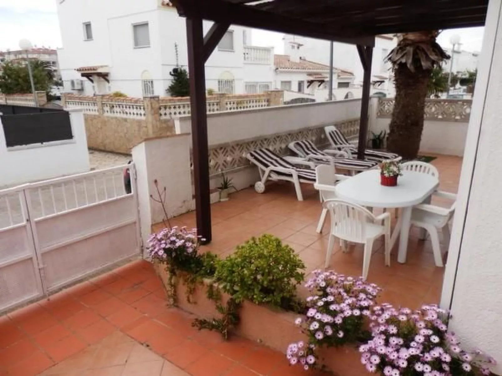 In Empuriabrava mit Grill-Outside