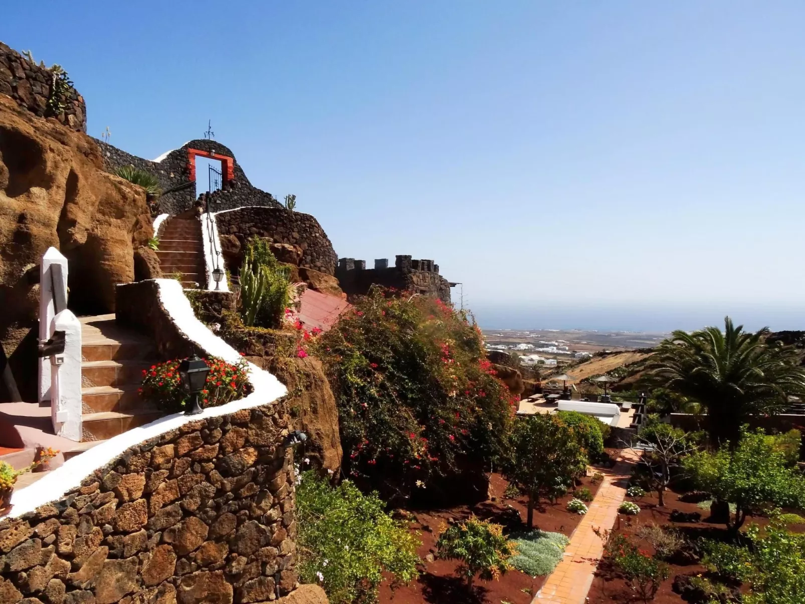 Schlafen in einer vulkanischen Höhle-Outside