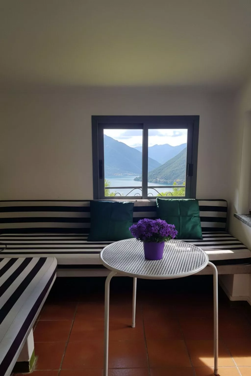 Wohnung mit Terrasse mit Blick auf den Gardasee-Inside