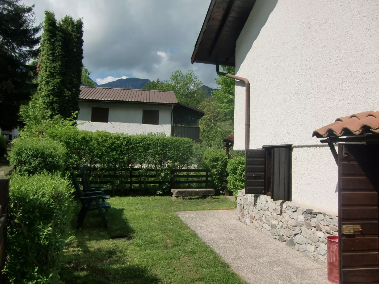 Freistehendes Haus mit eingezäuntem Privatgarten-Outside