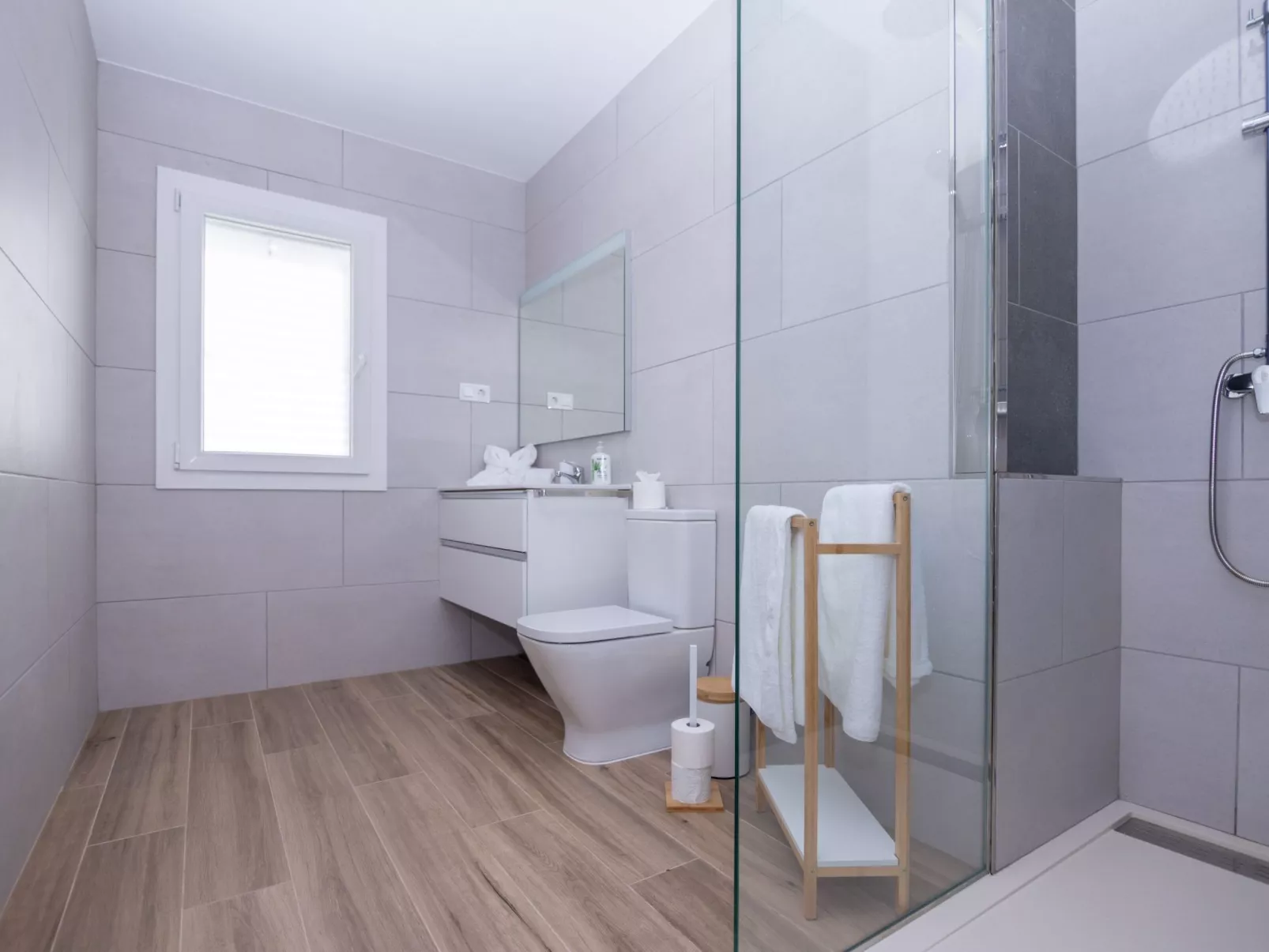 Modernes und helles Ferienhaus direkt am Meer, mit zwei großen Terrassen, Garte-Drinnen