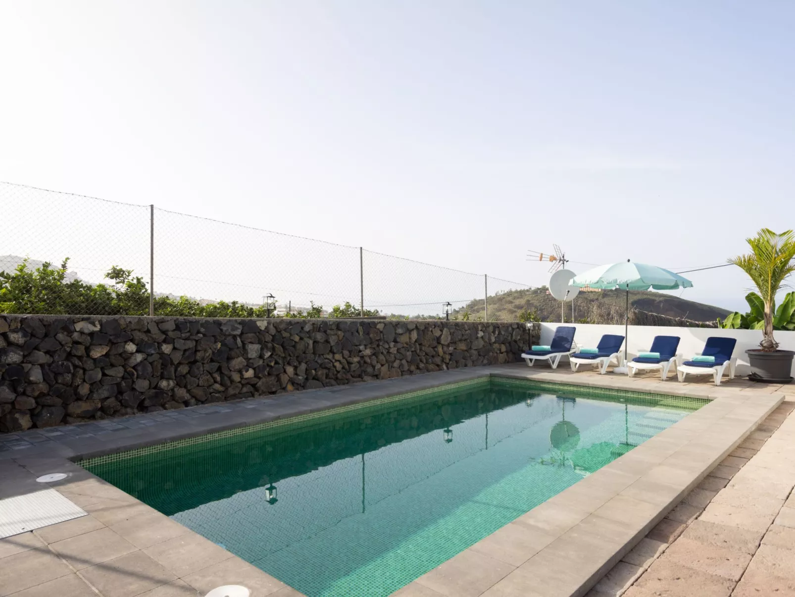 Cruz de los Martillos-Outside