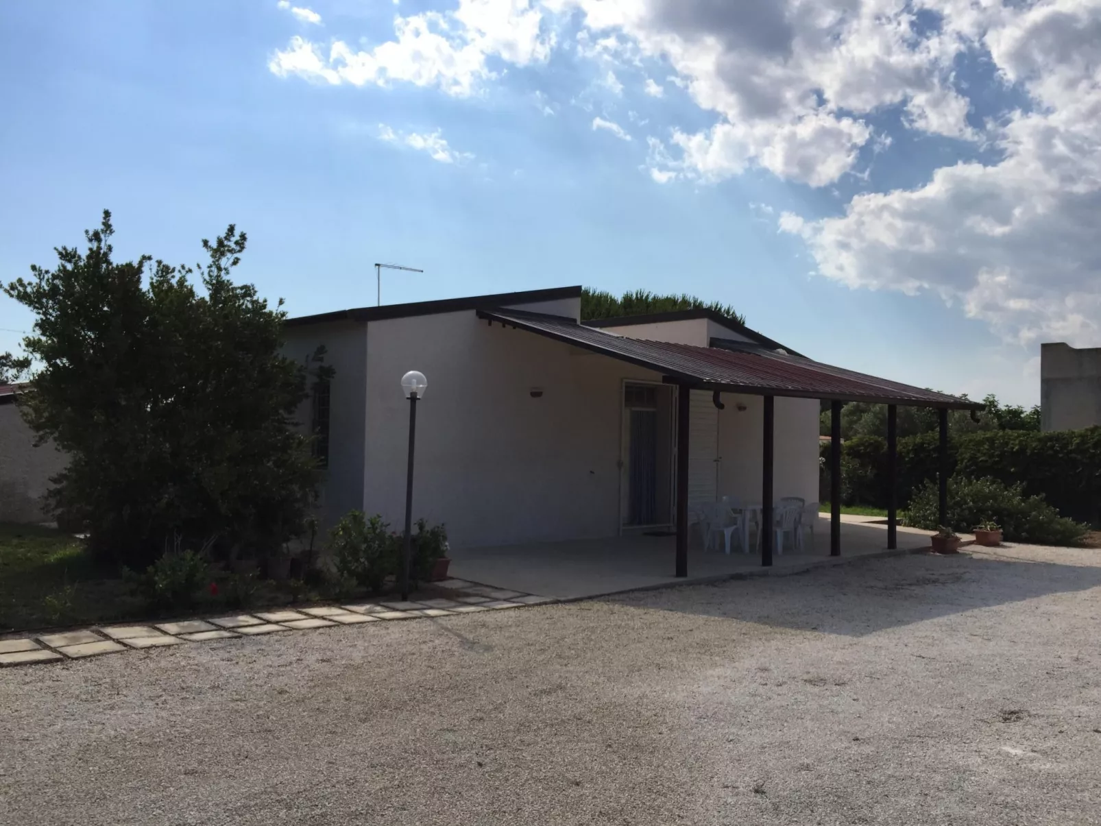 Ebenerdig auch für Rollstuhlfahrer geeignet mit Terrasse und Parkplatz-Image-tags.info