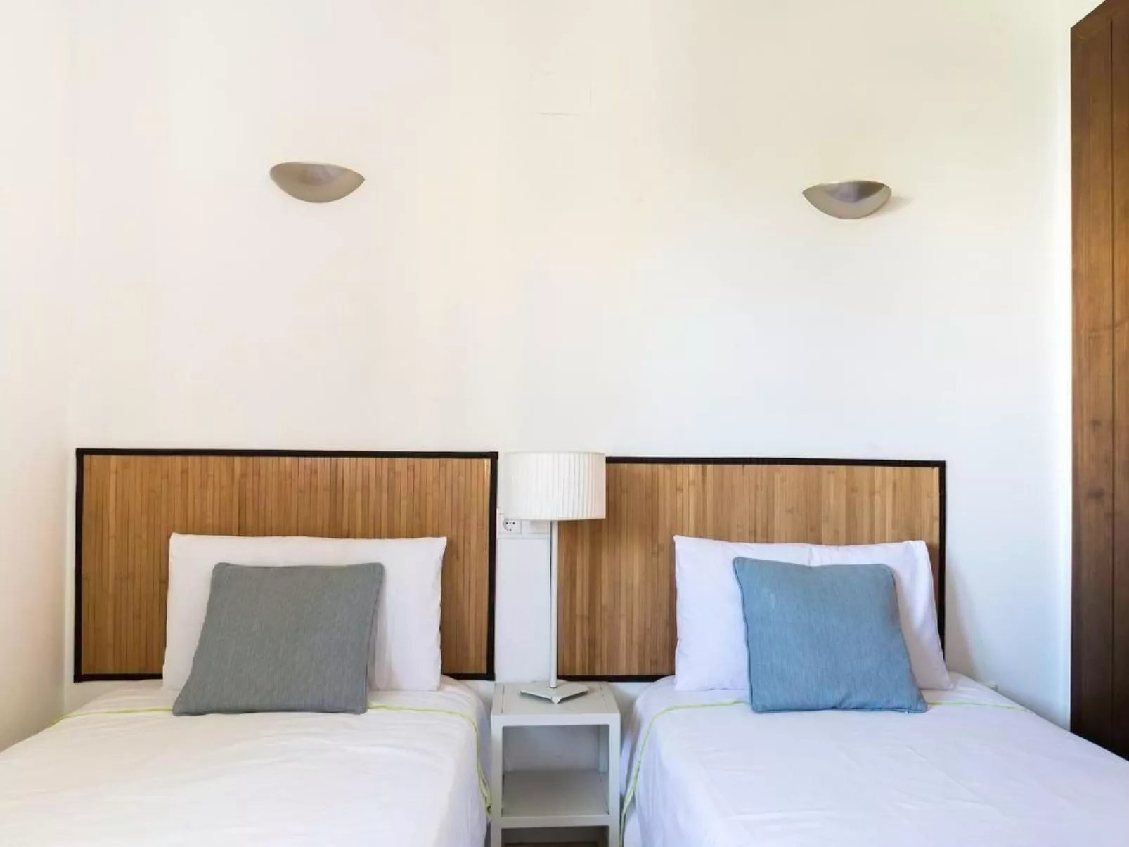 "Blue" mit Schwimmbad-Dedans