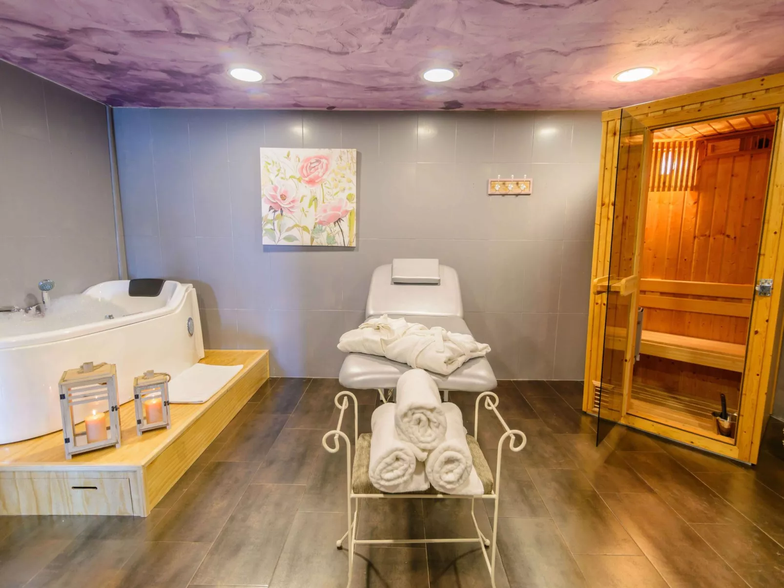 Spa-Spielzimmer mit Außen-Whirlpool und Schwimmbad-Inside