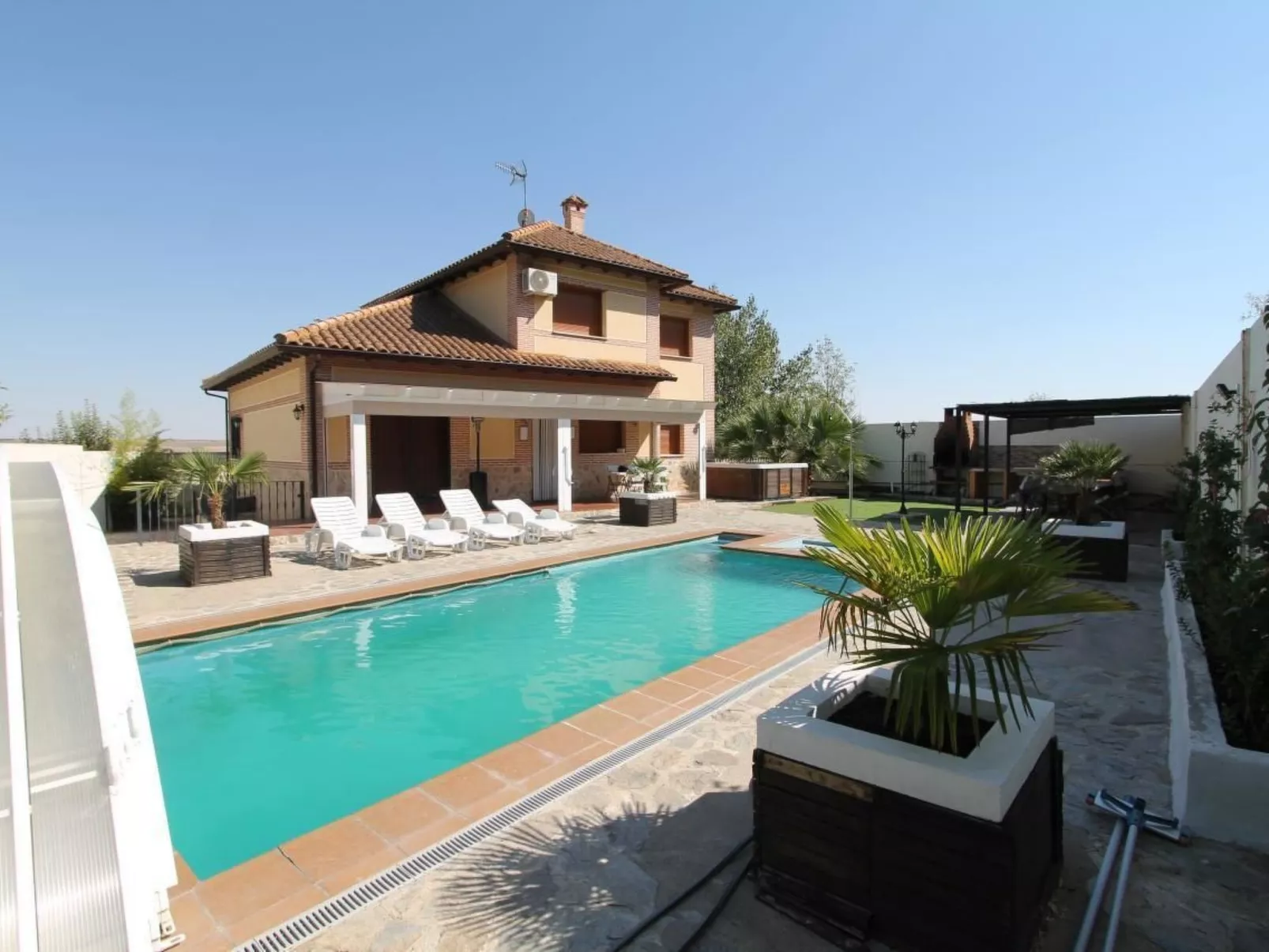 In Seseña mit großem Garten-Outside