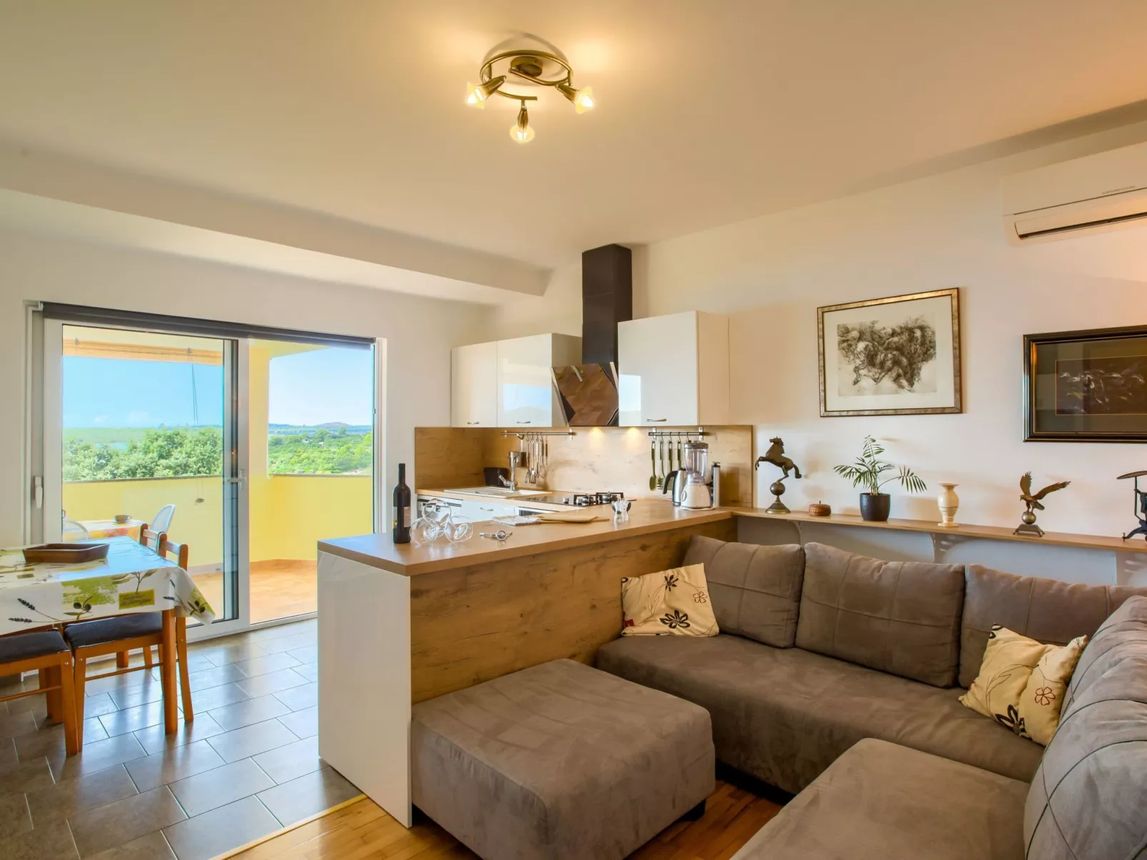 Schöne Wohnung in Medulin mit Möbliertem Balkon-Drinnen