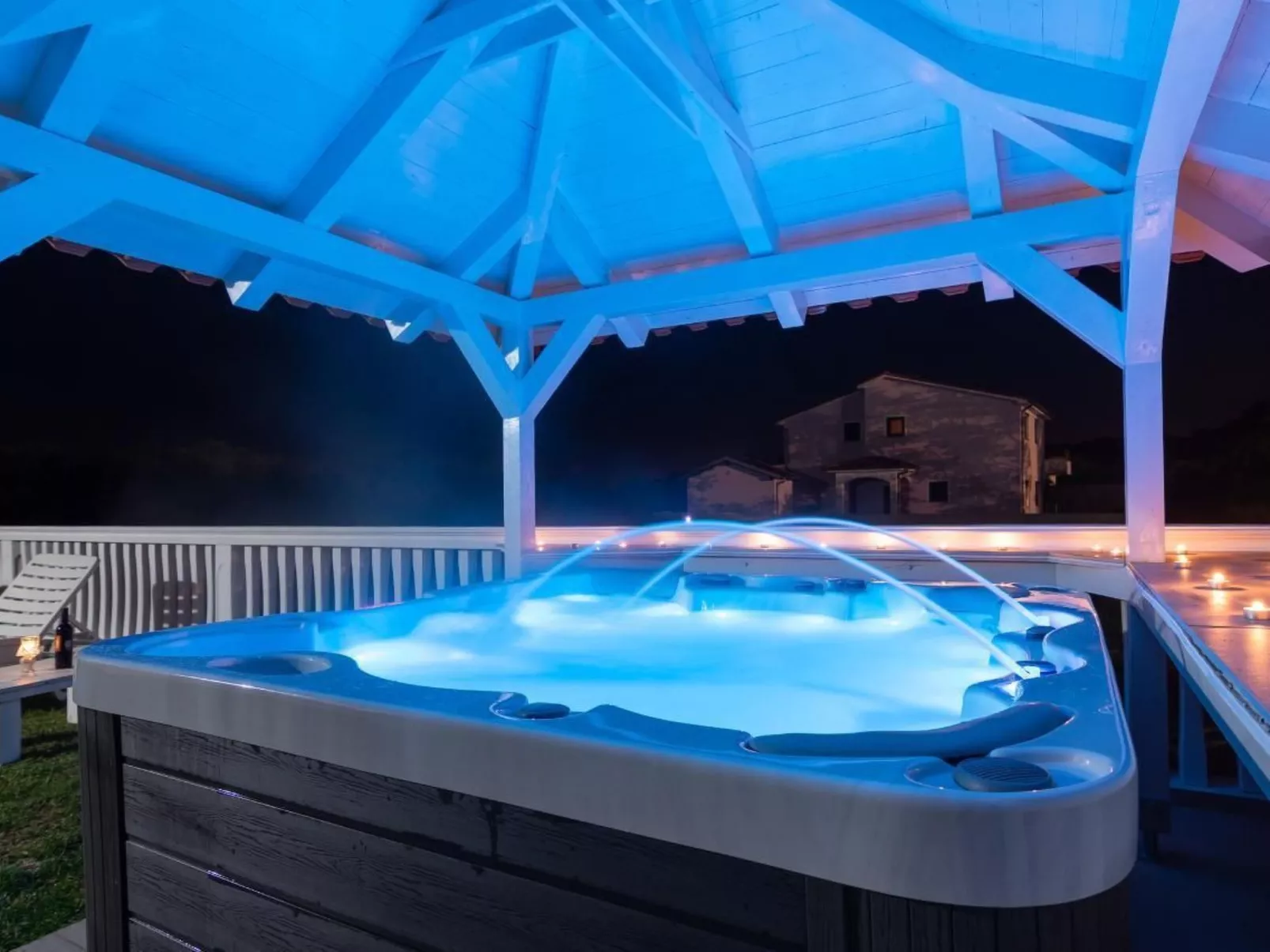 Mit Jacuzzi in Villa mit Parkplatz-Draußen