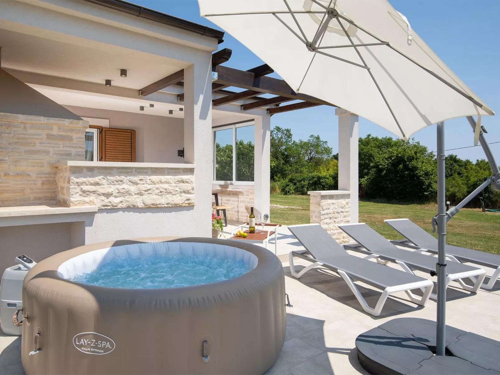 In Pomer mit Parkplatz-Draußen