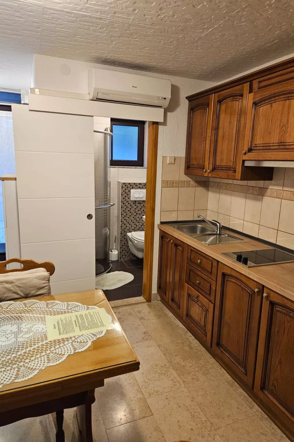 "Second" mit Terrasse-Drinnen