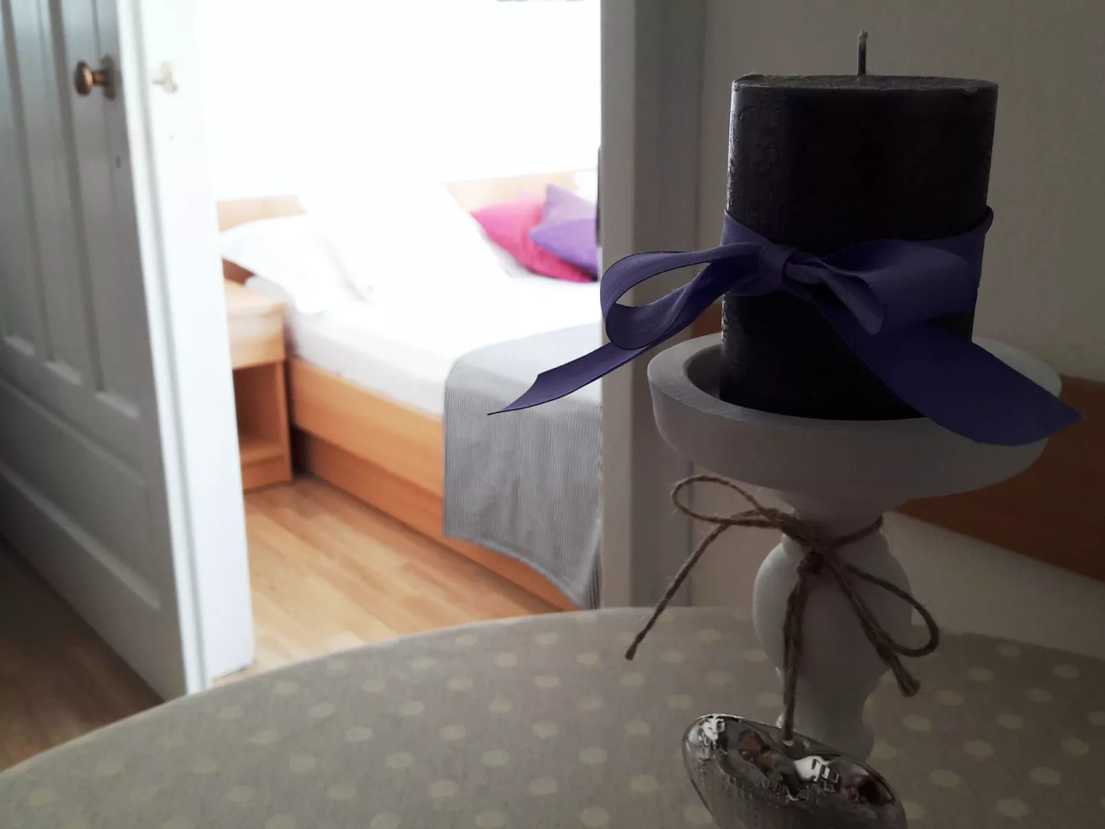 Mit Blick auf das Wasser-Dedans