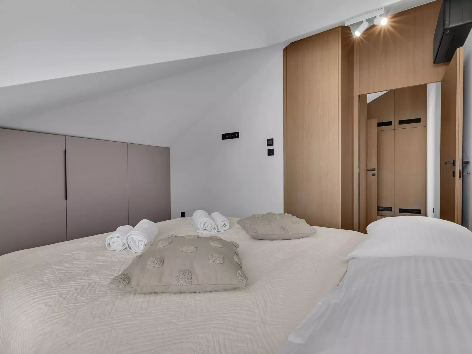 Penthouse Nikolina-50m to beach-Dedans