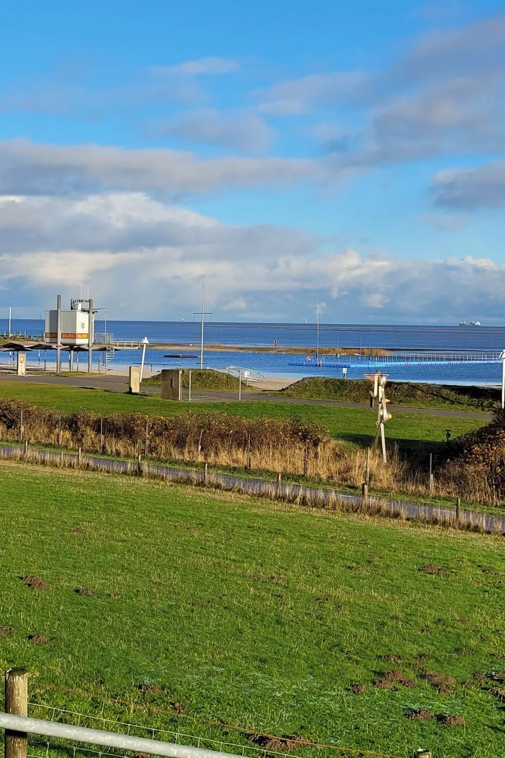 In der Nähe  vom Deich und Strand-Outside