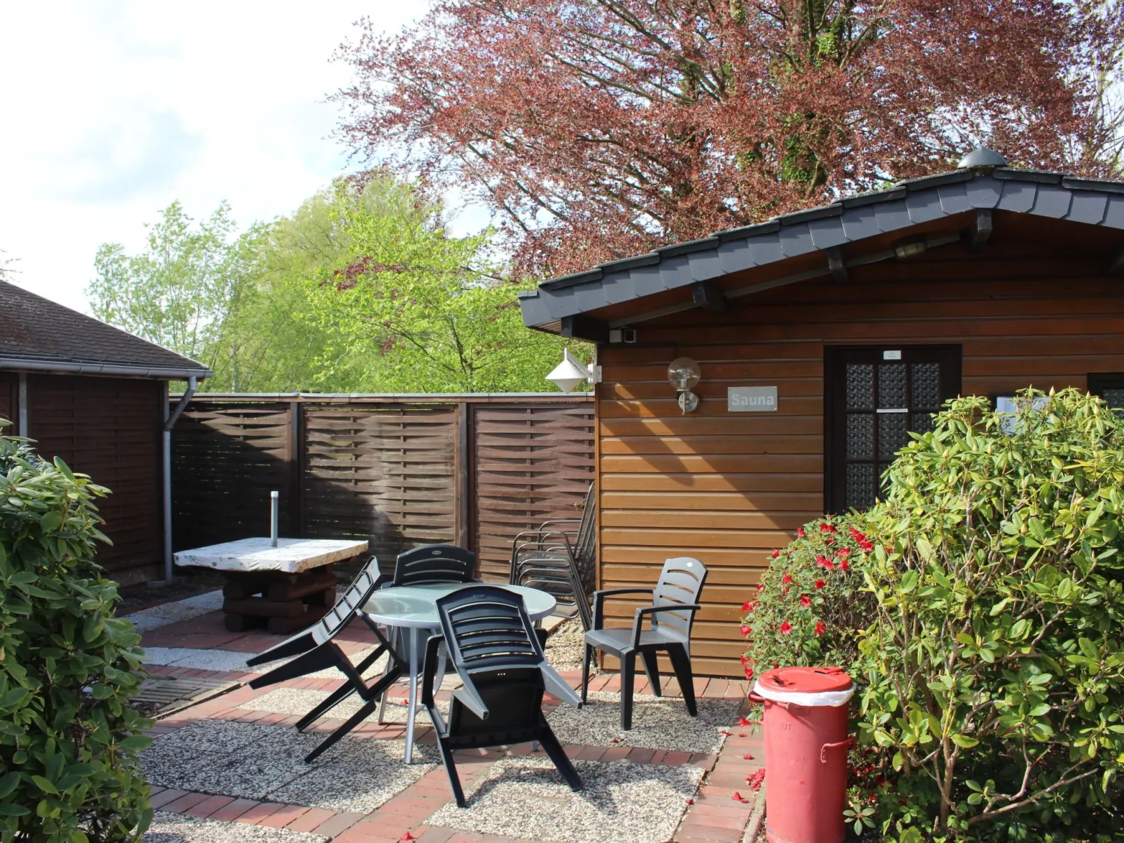 Geräumige Ferienwohnung in Burhave mit Grill, Garten und Pool-Draußen